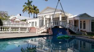 a house with a swimming pool in front of it at Casa Griega Morelos in Xochitepec