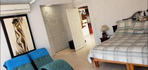 绍其德贝克Casa Griega Morelos的房间里有一张床和一把椅子的卧室 更多27张照片