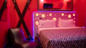 a red room with a bed with a mirror at Hotel Muy Cdmx, Love Hotel in Mexico City
