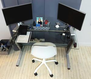 Una televisión o centro de entretenimiento en Executive Suites Minutes From the Airport 43 fotos más