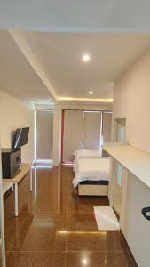 努沙杜瓦Casa Siligita Nusa Dua的房间里有一张床和一台电视的卧室