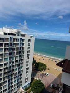 uitzicht op een gebouw en een strand bij Isla Verde Beach Dreamscape in San Juan