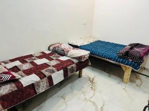 Postel nebo postele na pokoji v ubytování Sunita home stay