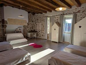 Ένα ή περισσότερα κρεβάτια σε δωμάτιο στο Gîte spacieux avec piscine privée et jardin, idéal pour familles avec animaux - FR-1-653-67