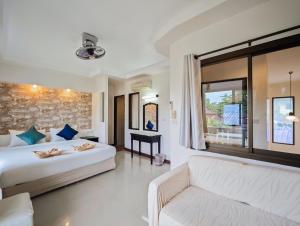 Una cama o camas en una habitación de Koh Hai Fantasy Resort & Spa 100 fotos más