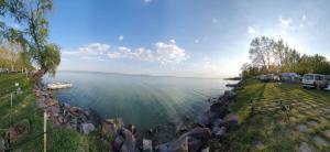 Blick auf einen Wasserkörper mit einer Gruppe von Booten in der Unterkunft Holiday Homes in Balatonakali 37748 in Balatonakali