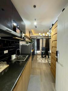 Η κουζίνα ή μικρή κουζίνα στο Cozy Sunset Condo Thompson Stay