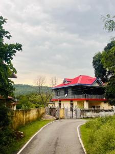 una casa con tetto rosso sul lato di una strada di Sanjh Savera Home stay a Dera Gopipur