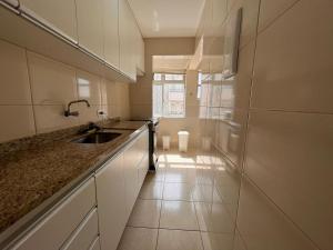 a kitchen with a sink and a counter top at Apt Praia Mansa Don in Matinhos