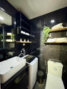 Ένα μπάνιο στο Cozy Sunset Condo Thompson Stay