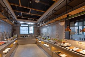 北京秋果s酒店的提供自助餐的餐厅