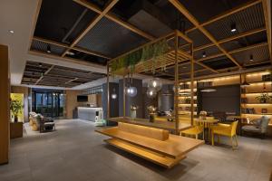 北京秋果s酒店的大堂设有长椅和桌椅 更多31张照片