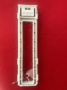 SawantwadiHornbill Soirees Homestay - Aros, North of Goa的红色背景上有一个白色物体，物体位于红色表面上。