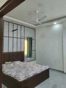 斋浦尔Full villa welcome for you的一间卧室，里面有一张床和一扇大窗户。