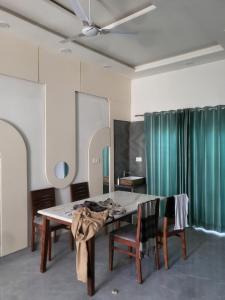 斋浦尔Full villa welcome for you的有一张桌子和几把椅子的餐厅