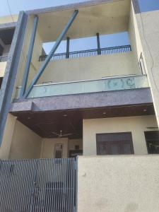 斋浦尔Full villa welcome for you的带有门和栅栏的建筑物的阳台 更多19张照片