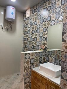 Ένα μπάνιο στο A heritage homestay - kishore niwas haveli in the old city +15 φωτογραφίες