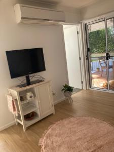 Et tv og/eller underholdning på A great break near beach n bars!