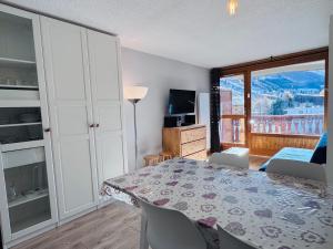 莱德萨阿尔卑斯Les Deux Alpes - Studio pour 4 personnes - FR-1-546-61的一间带桌子的用餐室和一个阳台
