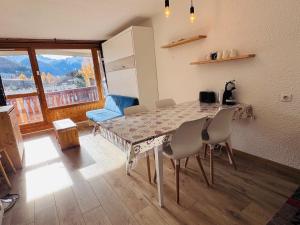 莱德萨阿尔卑斯Les Deux Alpes - Studio pour 4 personnes - FR-1-546-61的享有美景的客房内的餐桌和椅子