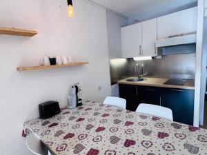 莱德萨阿尔卑斯Les Deux Alpes - Studio pour 4 personnes - FR-1-546-61的房间里有一张桌子和几把椅子的厨房