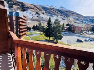 莱德萨阿尔卑斯Les Deux Alpes - Studio pour 4 personnes - FR-1-546-61的阳台享有雪覆盖的山脉美景。