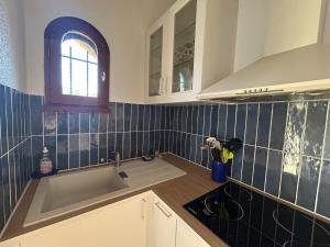 a kitchen with a sink and a counter top at Villa T2 Mezzanine, 5 pers, à 600m de la plage. Animaux admis. - FR-1-793-36 in Saint Cyprien Plage +19 photos