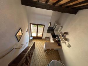 an overhead view of a staircase in a house at Villa T2 Mezzanine, 5 pers, à 600m de la plage. Animaux admis. - FR-1-793-36 in Saint Cyprien Plage