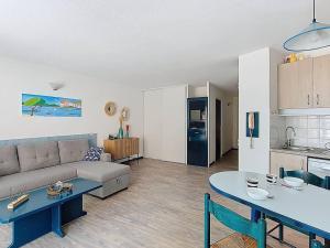 Appartement T3 à Vieux-Boucau, 6 pers, terrasse et parking - FR-1-857-25 في فيو بوكو لي بان: غرفة معيشة بها أريكة وطاولة