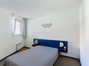 Appartement T3 à Vieux-Boucau, 6 pers, terrasse et parking - FR-1-857-25 في فيو بوكو لي بان: غرفة نوم بسرير ازرق ونافذة