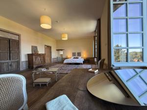 Voodi või voodid majutusasutuse Demeure élégante XVIIIᵉ siècle au sommet du village médiéval - FR-1-839-12 toas