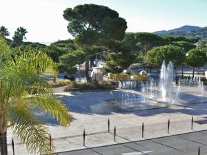 una fuente en medio de un parque en Appartement 3 pièces avec loggia, proche mer, 6 couchages - Bormes-les-Mimosas - FR-1-251-897, en La Favière 8 fotos más