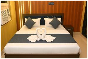 Un pat sau paturi într-o cameră la Ram Path Road Homestay Narayan Niwas Near Ram janam Bhoomi and Nageshwarnath Temple - Parking and Free Wifi Facility - Fully Air conditioning Comfortable Room - Best Budget Homestay IN Ayodhya +6 fotografii