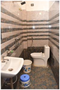 O baie la Ram Path Road Homestay Narayan Niwas Near Ram janam Bhoomi and Nageshwarnath Temple - Parking and Free Wifi Facility - Fully Air conditioning Comfortable Room - Best Budget Homestay IN Ayodhya