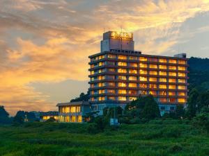 三朝町にある三朝ロイヤルホテルの夕日時の照明付きの建物