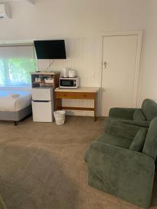 un soggiorno con divano e microonde di Billabong Wangaratta a Wangaratta