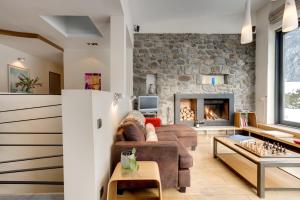 Μια τηλεόραση ή/και κέντρο ψυχαγωγίας στο Chalet Safari. Face au Mont-Blanc.