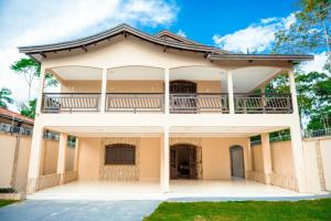 una casa con un balcón encima en Ev Home, en Cruzeiro do Sul