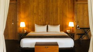 Ένα ή περισσότερα κρεβάτια σε δωμάτιο στο Villa Gubug Ijen Banyuwangi