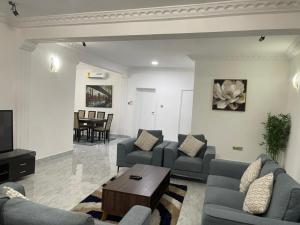 Posezení v ubytování Nkrabea Royal Apartment