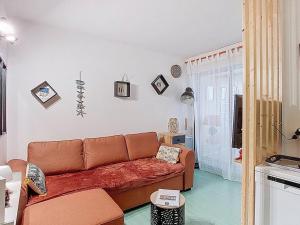 布科·莱斯白老城Appartement T2 à Vieux-Boucau avec piscine et parking - FR-1-857-30的一间客厅,客厅内配有棕色沙发