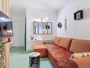 布科·莱斯白老城Appartement T2 à Vieux-Boucau avec piscine et parking - FR-1-857-30的一间客厅,客厅内配有棕色沙发