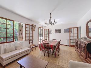 莫列马阿Villa pour 6 pers à Moliets avec animaux admis - FR-1-857-28的客厅里有一张桌子和一张沙发