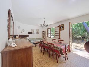 莫列马阿Villa pour 6 pers à Moliets avec animaux admis - FR-1-857-28的厨房兼餐厅，配有桌椅