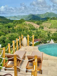 塞隆贝拉纳克Green Poya Resort and Spa的游泳池旁边有一张桌子和椅子的露台