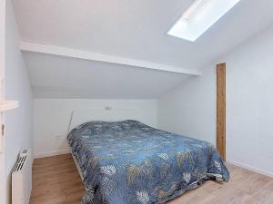 布科·莱斯白老城T3 duplex avec terrasse dans Résidence à Vieux-Boucau, piscine saisonnière - FR-1-857-37的白色房间里有一张床的卧室