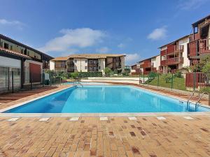 布科·莱斯白老城T3 duplex avec terrasse dans Résidence à Vieux-Boucau, piscine saisonnière - FR-1-857-37的公寓大楼内的一个空游泳池