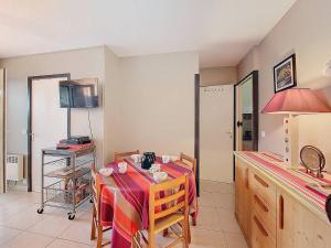 T2 Soustons Plage 4 pers avec Loggia - FR-1-857-38 في فيو بوكو لي بان: مطبخ مع طاولة عليها مفرش +7 صور