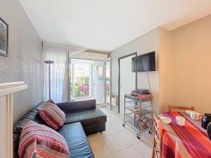 T2 Soustons Plage 4 pers avec Loggia - FR-1-857-38 في فيو بوكو لي بان: غرفة معيشة صغيرة مع أريكة وطاولة