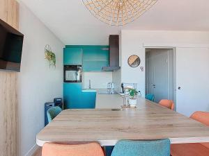 布科·莱斯白老城Vieux Boucau : T2 Cabine 6 Pers avec Piscine, Parking - FR-1-857-34的一间厨房,内设一张大木桌